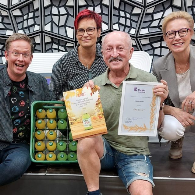 Oldřich Navrátil  (uprostřed) oslavil v Toboganu 70. narozeniny. Popřát mu přišly Monika Navrátilová a Renata Drössler. Moderoval Aleš Cibulka. | foto: Kateřina Radvanová,  Český rozhlas Dvojka