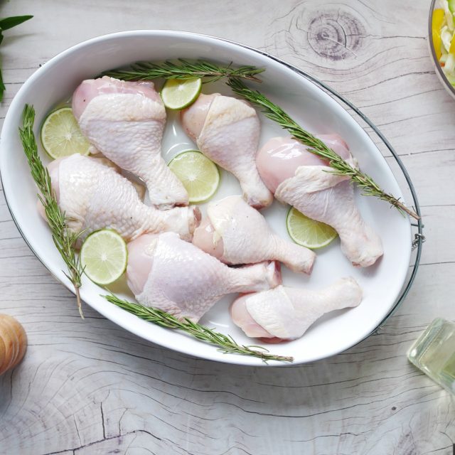 Kuřecí maso je velmi choulostivé a náchylné ke kontaminaci různými bakteriemi. Vždy proto musí být dostatečně tepelně upraveno | foto: Towfiqu Barbhuiya,  Unsplash,  Licence Unsplash