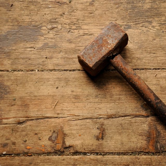 Vrah svoji oběť utloukl kladivem pro pár korun | foto: Shutterstock