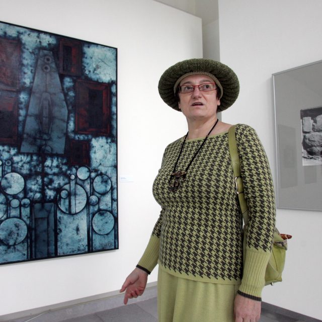 Karlovy Vary – Galerie umění,  výstava Mikuláš a Emila Medkovi – Souvislosti,  dcera autorů Eva Kosáková Medková – obraz Chmurný abstinent  (2008) | foto: Profimedia