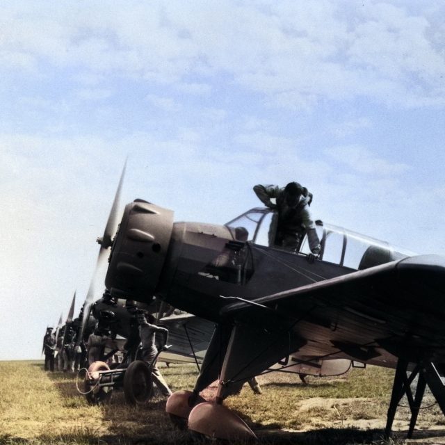 Letadla před startem,  v popředí letoun Aero A-200  (1936,  digitálně kolorováno)) | foto: ČTK