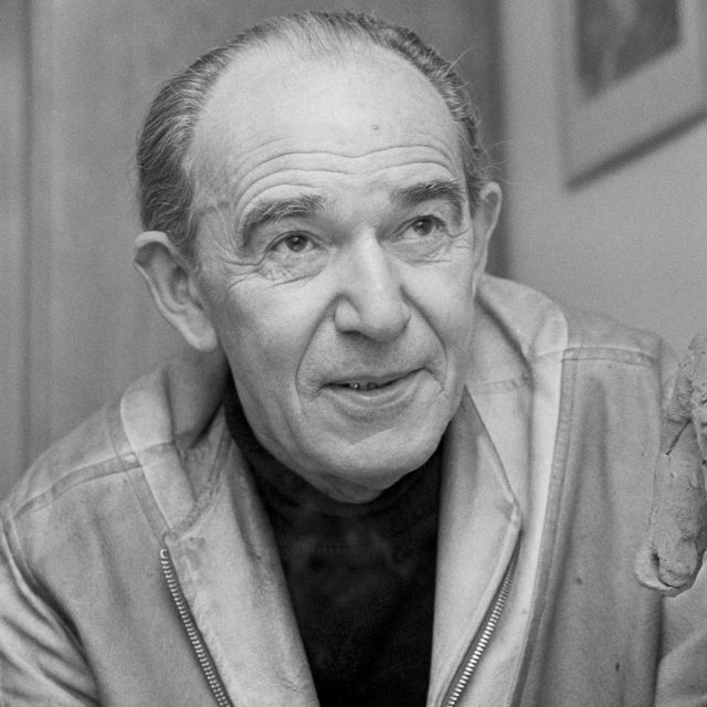 Martin Mac Frič se soškou Golema | foto: Jovan Dezort,  ČTK