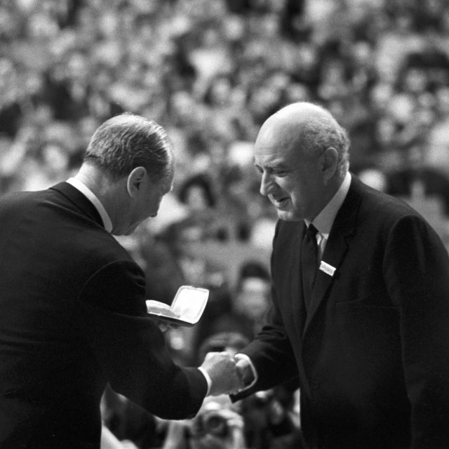 Otakar Vávra přebírá cenu za svůj film Romance pro křídlovku,  Moskva 1967 | foto: Fotobanka Profimedia