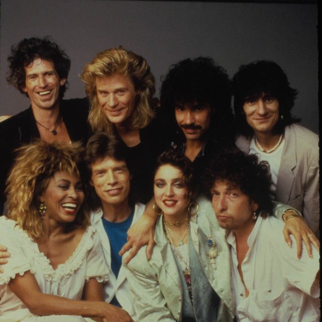 Na obřích stadionech v londýnském Wembley a JFK ve Filadelfii vystoupila v podstatě kompletní plejáda tehdejších popových superhvězd včetně Queen,  U2,  Led Zeppelin nebo Boba Dylana | foto: Profimedia