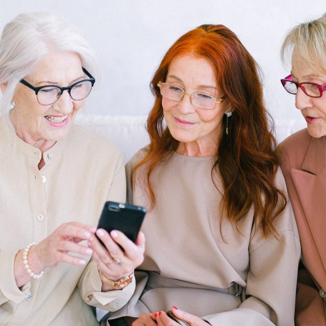 Rekvalifikace nebo univerzita třetího věku. I to by mohl být lék na stárnutí populace | foto: Anna Shvets,  Pexels,  Licence Pexels