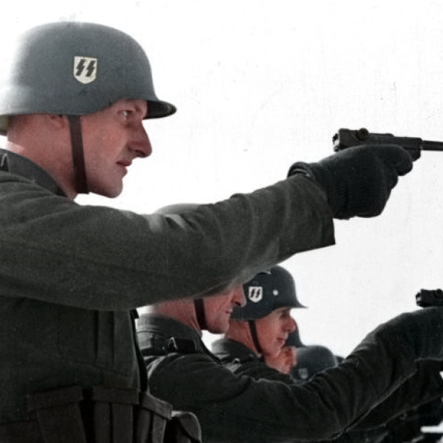 Vojáci SS během druhé světové války | foto:  Cassowary Colorizations,  Flickr,  CC BY 2.0