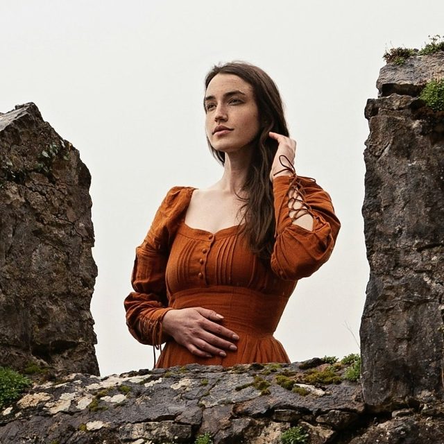 Aby se království zase začalo dařit a bylo ve správných rukou,  musí se Marylka postavit zlu,  které páchají dvě hloupé ženy | foto: Lance Reis,  Unsplash,  Licence Unsplash