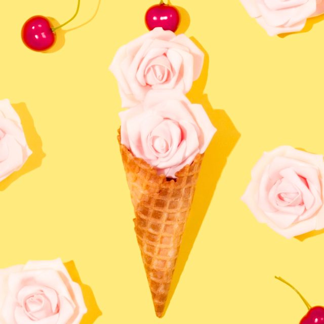 Sedmikrásky jsou ideální do salátů,  na chlebíčky a dorty. Mohou zdobit i krémy,  zmrzliny a ovocné saláty | foto: Amy Shamblen,  Fotobanka Unsplash