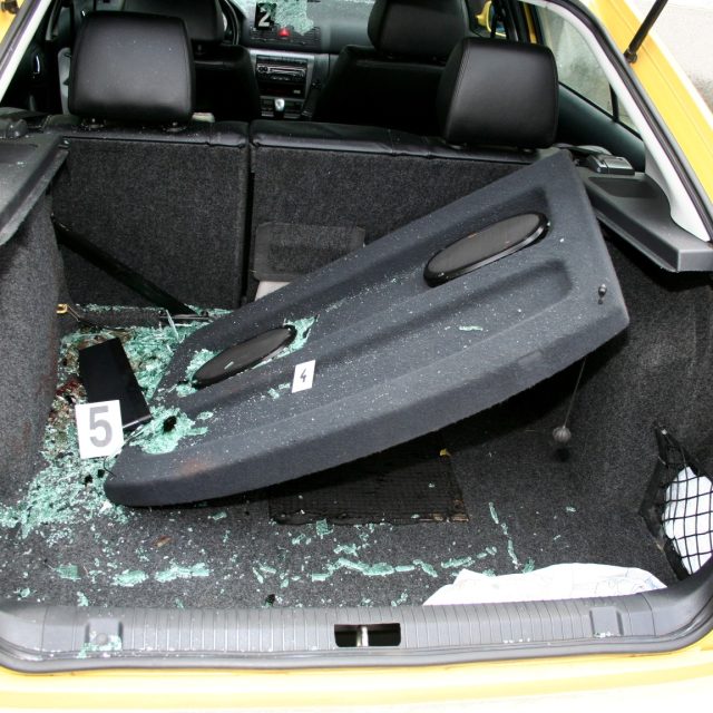 Pohled na zavazadlovou část auta,  které srazilo Karla Pravce | foto: Policie ČR