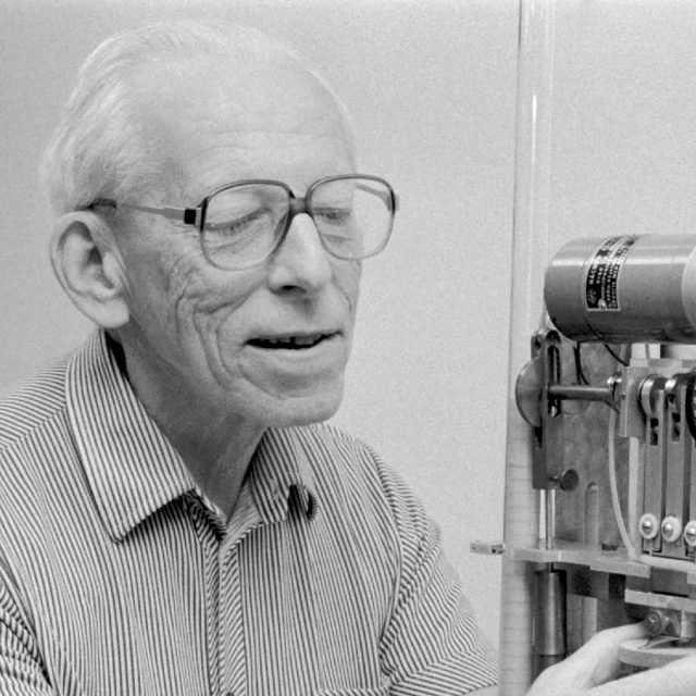 Otto Wichterle u zařízení na rotační odlévání kontaktních čoček | foto: Jan Vrabec,  ČTK