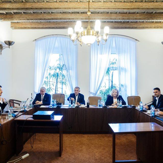 Jednání o budoucí vládě,  uprostřed předseda hnutí ANO Andrej Babiš,  vlevo předseda SPD Tomio Okamura,  vpravo předseda strany Motoristé sobě Petr Macinka | foto: PETR TOPIČ / MFDNES + LN / Profimedia