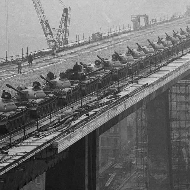 Most Klementa Gottwalda  (Nuselský most) při zatěžkávací zkoušce tanky | foto: Bedřich Krejčí,  ČTK