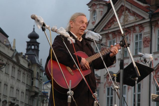 Svatopluk Karásek zpívá: &quot;Řekni ďáblovi ne. Ďábel je podvodník a nikoho nevede správně.&quot; | foto: Jana Šustová,  Český rozhlas