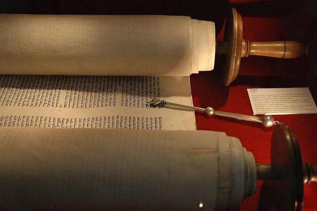Svitek tóry s ukazovátkem | foto: © Židovské muzeum v Praze