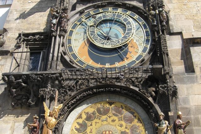 Staroměstský orloj v létě 2008. Na snímku lze také spatřit dřevěnou sochu Hvězdáře,  kterou v dubnu 2009 poškodil vandal. | foto: Lenka Novotná,  Český rozhlas