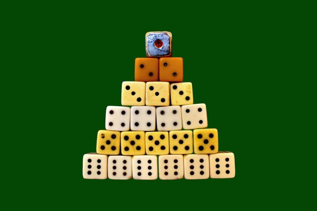 Pyramidová hra musí nutně skončit ztrátou pro většinu hráčů. Kromě těch pár nahoře | foto: Pixabay,  CC0 1.0