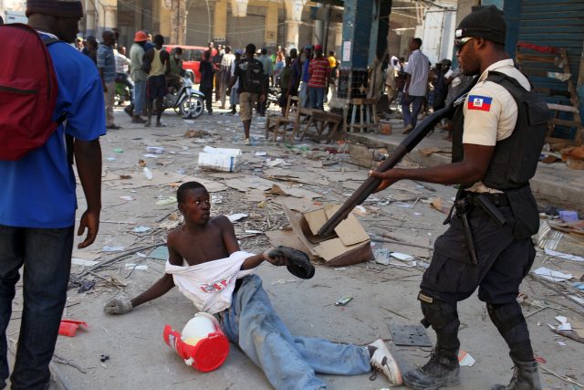 Jan Šibík: Rabování a násilí po zemětřesení  (Port-au-Prince,  Haiti,  leden 2010) | foto: Czech  Press Photo