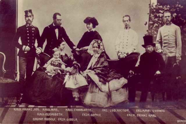 Arcivévoda František Karel a jeho rodina  (manželka Žofie,  František Josef s Alžbětou a dětmi Rudolfem a Gizelou,  Maxmilián s Charlottou,  Karel Ludvík a Ludvík Viktor) v roce 1861 | foto: Ludwig Angerer