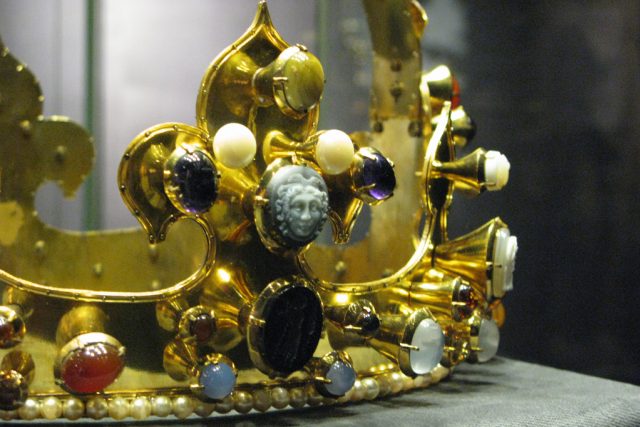 Kopie královské koruny z relikviářové busty Sv. Karla Velikého z pokladnice v Cáchách | foto: Adriana Krobová