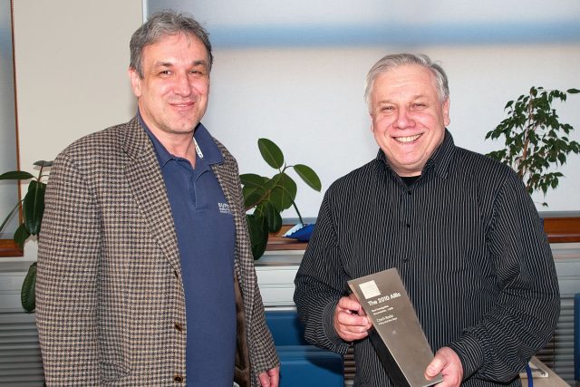 Stanislav Motl a šéfredaktor ČRo 2 Jaromír Ostrý  (předávání ceny Asociace mezinárodního vysílání v Londýně za pořad z cyklu Stopy,  fakta,  tajemství, ...) | foto: Jan Němeček,  Český rozhlas