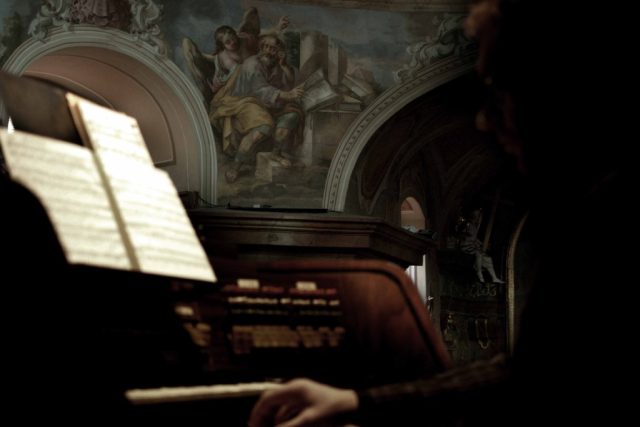 Varhaník z barokní zámecké kaple v Jevišovicích | foto: Robert Vlk