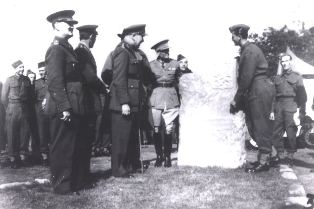 František Bělský  (vpravo) u památníku v Cholmondeley po jeho slavnostním odhalení 28. září 1940 | foto: Vojenský historický ústav Praha