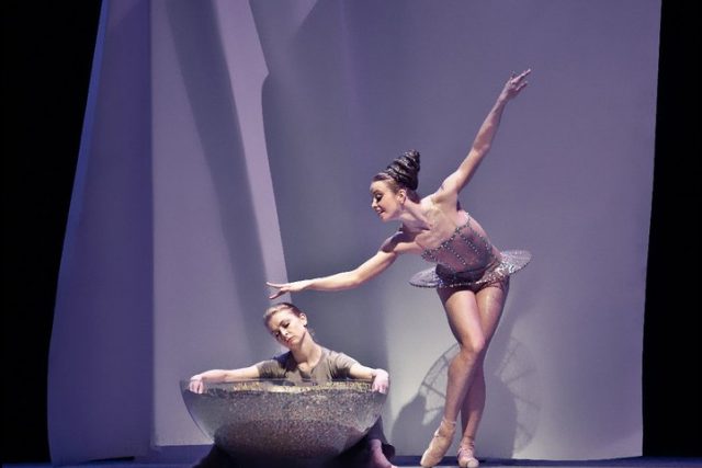 Popelka  (Adéla Pollertová a Zuzana Šimáková) | foto:  Národní divadlo,  Pavel Hejný