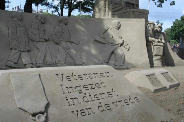„Nasazeni ve službě míru, “ říká nápis na haagském pomníku,  který patří všem válečným veteránům | foto: Pavel Novák,  Český rozhlas