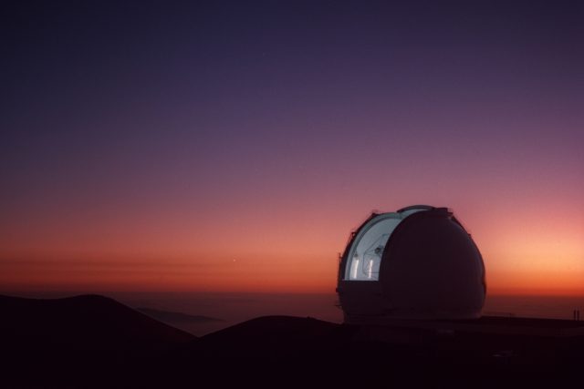 Keckův teleskop na úpatí vyhaslé sopky Mauna Kea na Havaji | foto: NASA/JPL Caltech