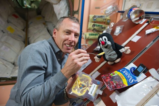 Krteček a americký astronaut propagující českou kulturu Andrew Feustel | foto:  NASA