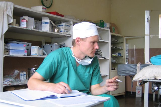 Jan Trachta v rámci humanitární pomoci organizace Lékaři bez hranic v Kongu | foto: Archiv Lékaři bez hranic