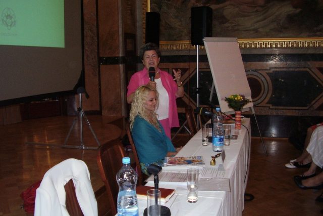 Jiřina Prekopová  (s mikrofonem) a Taťána Horká na semináři Obnova lásky v rodině v Obecním domě | foto: Nadace Naše dítě