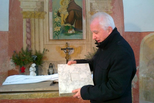Historik Ladislav Vilímek ukazuje oltářní kámen,  ve kterém je uložena část ostatků svatého Valentýna. | foto: Lucie Maxová