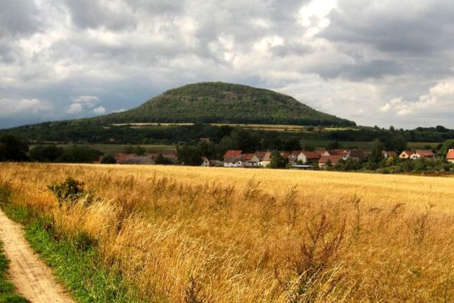 Hora Říp a obec Ctiněves od jihu | foto:  Ludek,  licence Creative Commons Attribution 3.0 Unported
