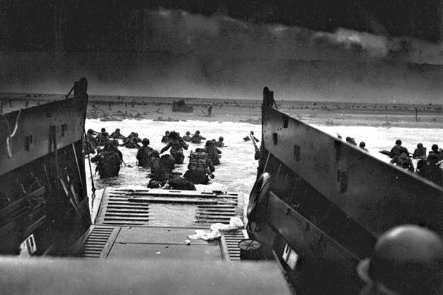 Vylodění v Normandii na slavném snímku Roberta F. Sargenta,  6. června 1944 | foto:  National Archives and Records Administration