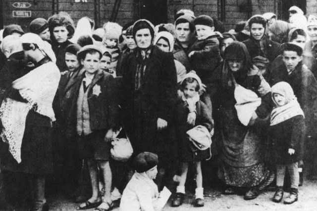 Osvětim: příjezd maďarských Židů v roce 1944 | foto:  CC-BY-SA,   Bundesarchiv,  Bild 183-N0827-318