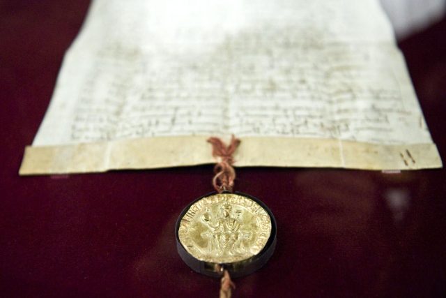 Zlatou bulu sicilskou znají v zahraničí jako dokument z roku 1212 | foto: Filip Jandourek