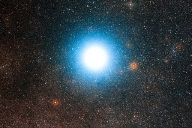 Hvězda Alfa Centauri je 4. nejjasnější hvězdou oblohy | foto: Davide De Martin,  ESO / Digitized Sky Survey 2,  CC BY 4.0