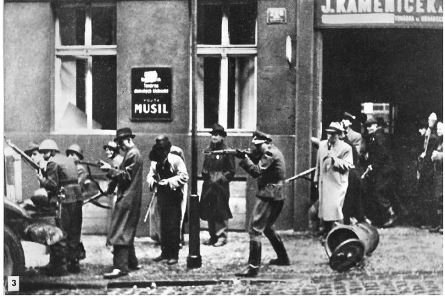 Jak by dopadlo Pražské povstání v roce 1945,  kdyby nepřijela Rudá armáda? | foto:  Archiv ČRo