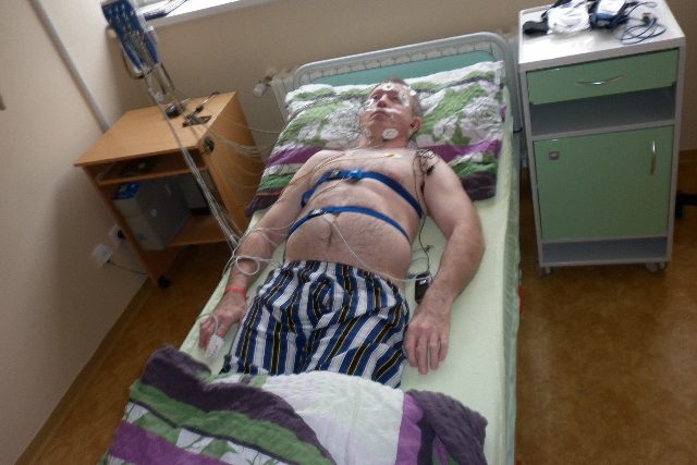 Jeden z pacientů právě absolvuje monitoring spánku | foto: Pavel Sedláček