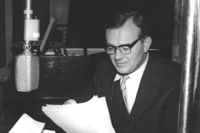 Karel Höger u mikrofonu  (50. léta) | foto: Archivní a programové fondy Českého rozhlasu