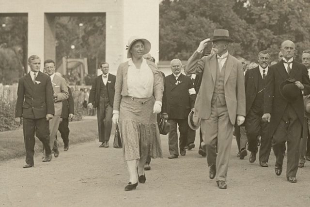 Prezident Tomáš Garrigue Masaryk při návštěvě všeobecné výstavy v Lounech  v červnu 1931,  po jeho pravici dcera Alice | foto:  Archiv Davida Hertla