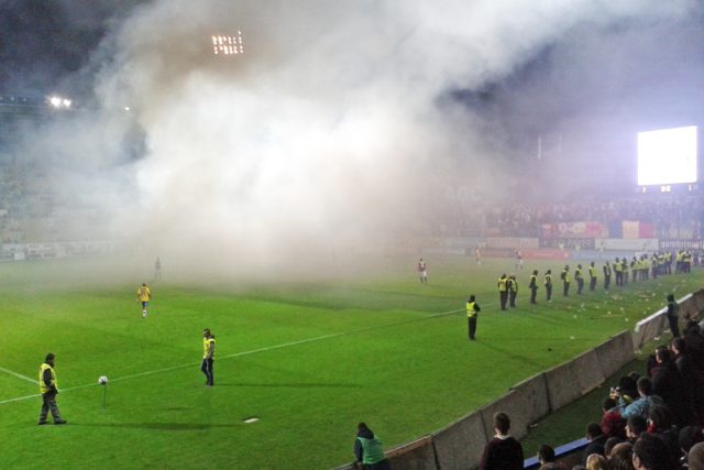 Fotbaloví fanoušci narušují zápas zapalováním světlic,  které házejí na plochu. | foto: Gabriela Hauptvogelová,  Český rozhlas