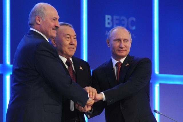 Ruský prezident Vladimir Putin  (zprava),  kazašský prezident Nursultan Nazarbajev a běloruský prezident Alexandr Lukašenko si potřásají rukou po podpisu dohody o vytvoření Euroasijské hospodářské unie | foto: Mikhail Klimentyev,  ČTK