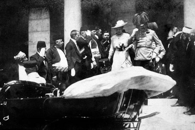 František Ferdinand s chotí Žofií před radnicí v Sarajevu  (cca 5 minut před atentátem) | foto:  CC BY-SA 3.0,  Karl Tröstl