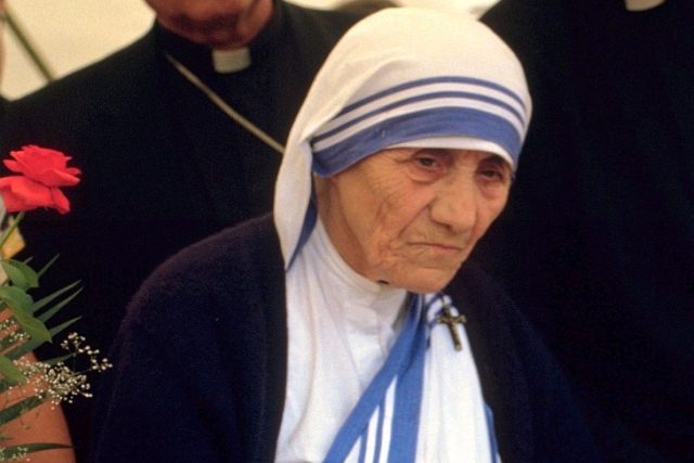 Matka Tereza se stala pro množství nejposlednějších,  nejbezmocnějších,  pohrdaných ubožáků,  kterých se ujala,  celosvětově známou osobností | foto:  CC-BY-SA-2.0-DE,   Túrelio