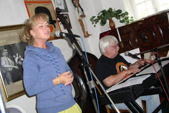 Sandra Pogodová si stoupla také za mikrofon a zazpívala několik známých písniček | foto: Markéta Košťáková