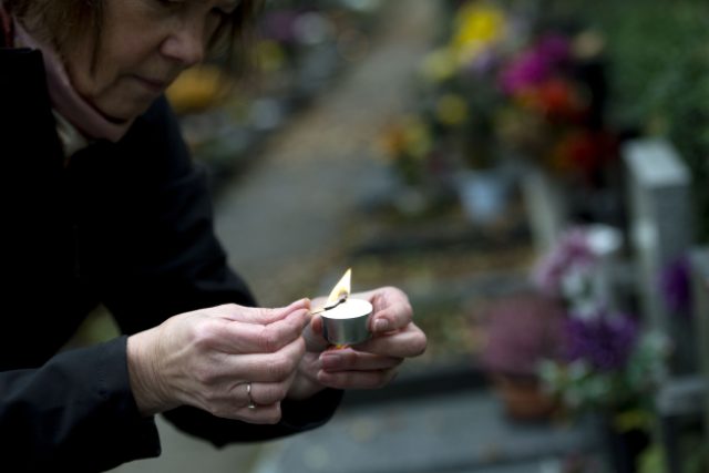 Na dušičky lidé stále navštěvují hřbitovy,  ale úcta k mrtvým prý podle V. Malého ubývá | foto: Kateřina Šulová,  ČTK