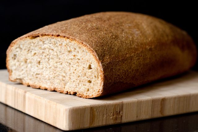 Chléba dneska často nahrazují rohlíky a housky | foto: Stock Exchange