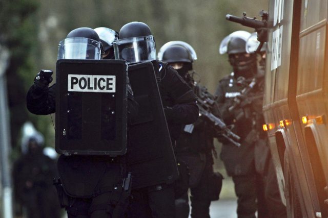 Francouzští policisté pátrají po pachatelích útoku na Charlie Hebdo u Longpont severně od Paříže | foto: ČTK